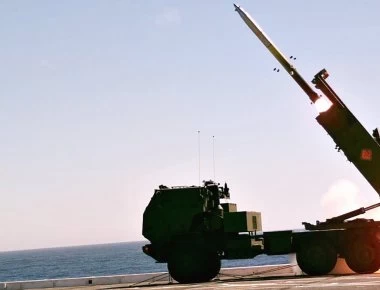Συστήματα HIMARS του αμερικανικού Στρατού εκτοξεύουν μαζικά ρουκέτες και προκαλούν δέος (βίντεο)